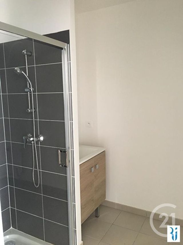 Appartement F3 à louer - 3 pièces - 62.02 m2 - MONT ST AIGNAN - 76 - HAUTE-NORMANDIE - Century 21 Thillard Et Duhamel